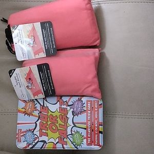 2 NWT PACKABLE BEACH BLANKETS & 1 NWT TRUE OR FALSE TRIVIA GAME, & BRAIN QUIZ